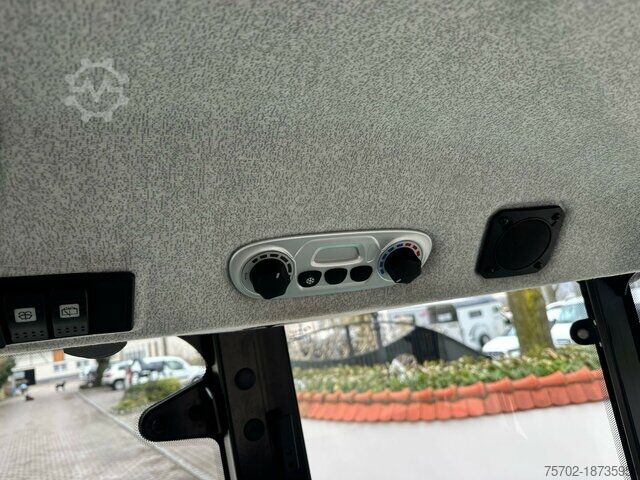 Frontlader Deutz-Fahr 5070 D Keyline mit Stoll Industriefrontlader