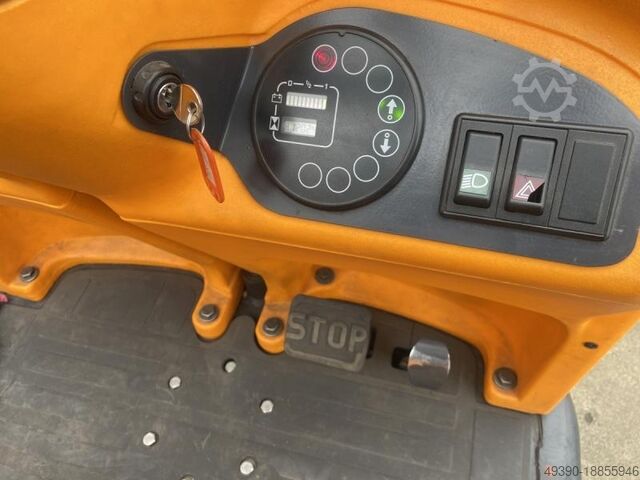 Electric towing vehicle, tugger for tugger train, 3-wheel tractor, electric tow tractor, electric tu STILL R06