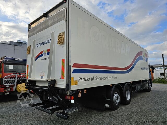 Truck with refrigerated box VOLVO FM330 6x2 FRIGOBLOCK Multizone Lenk u. L