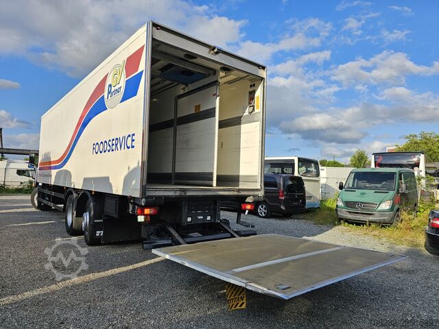 Truck with refrigerated box VOLVO FM330 6x2 FRIGOBLOCK Multizone Lenk u. L