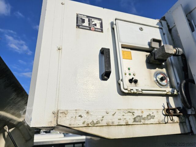 Truck with refrigerated box VOLVO FM330 6x2 FRIGOBLOCK Multizone Lenk u. L