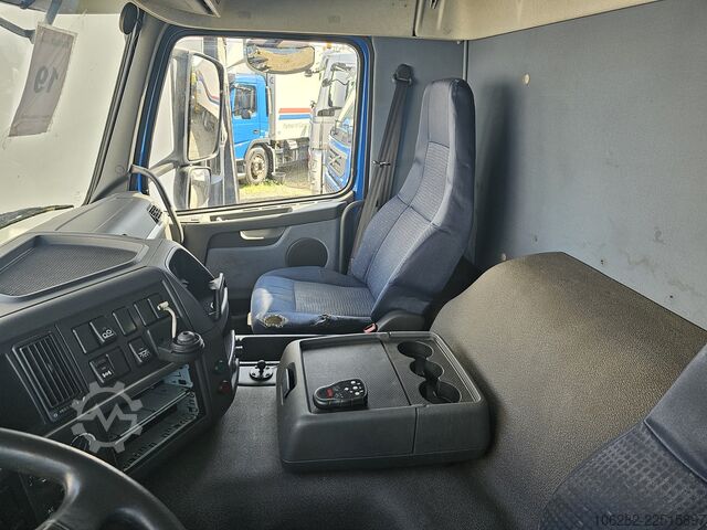 Truck with refrigerated box VOLVO FM330 6x2 FRIGOBLOCK Multizone Lenk u. L