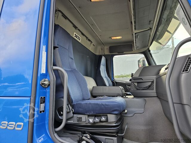 Truck with refrigerated box VOLVO FM330 6x2 FRIGOBLOCK Multizone Lenk u. L