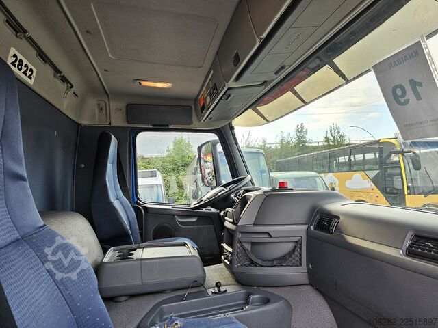 Truck with refrigerated box VOLVO FM330 6x2 FRIGOBLOCK Multizone Lenk u. L