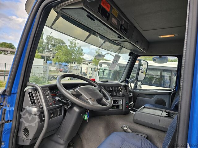 Truck with refrigerated box VOLVO FM330 6x2 FRIGOBLOCK Multizone Lenk u. L