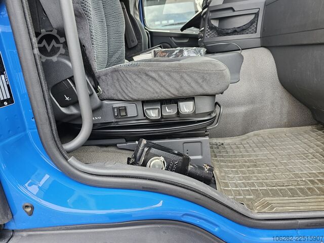 Refrigerated truck Volvo FM330 Multizone Lenk u. Kühlkoffer