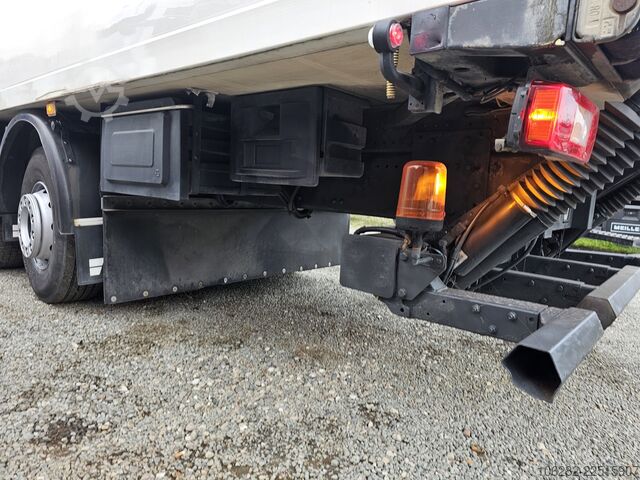 Refrigerated truck Volvo FM330 Multizone Lenk u. Kühlkoffer