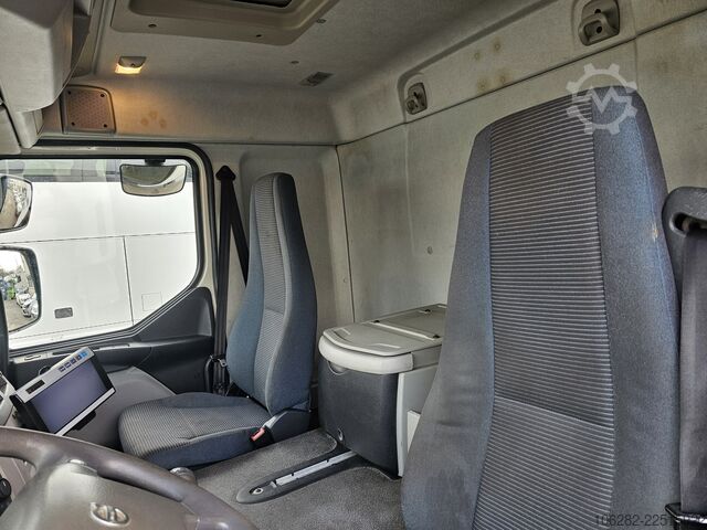 Box truck Volvo FL240 4x2 Ladeborwand