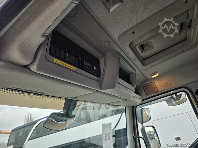 Box truck Volvo FL240 4x2 Ladeborwand