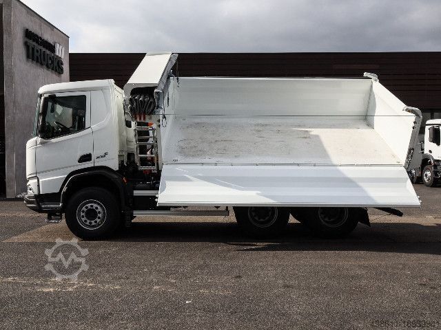 Tipper truck DAF XDC 450 FAT,Kippbrücke, Standheizg., MX-Motorb./