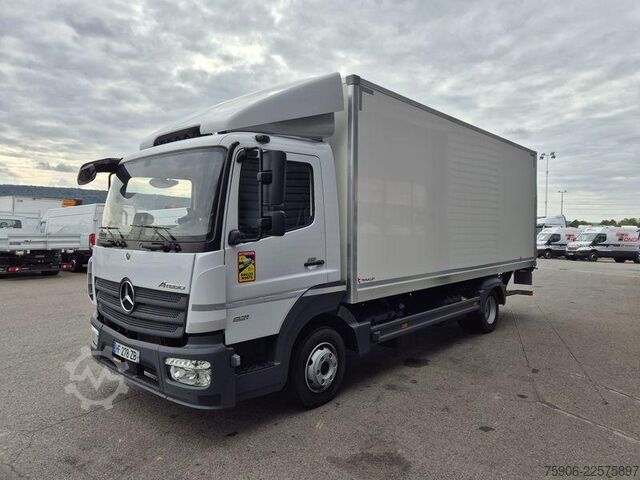 LKW mit Kofferaufbau Mercedes-Benz Atego
