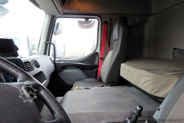 Refrigerated/freezer transport Renault D Sleeper,  19000kgm RETARER, 2 zones temperatu...