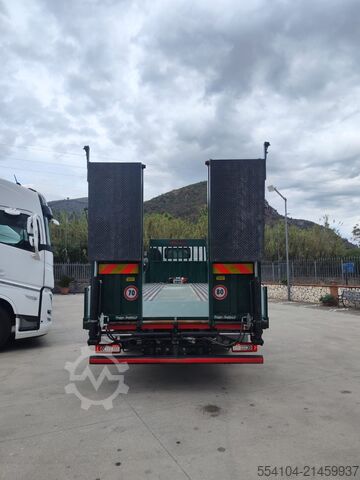 Low loader with hydraulic ramps and winch Renault D 26