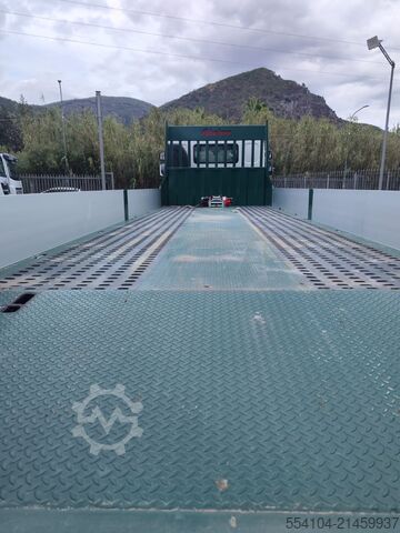 Low loader with hydraulic ramps and winch Renault D 26