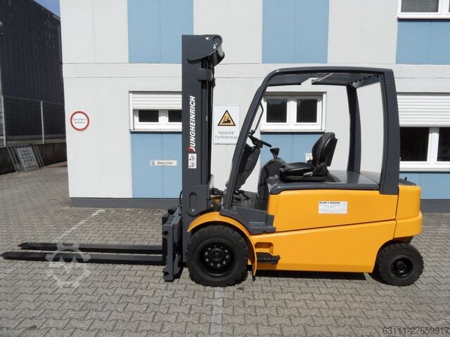 Elektro 4 Rad-Stapler Jungheinrich EFG 550 - Zinkenverstellgerät mit 2000 mm Gabeln