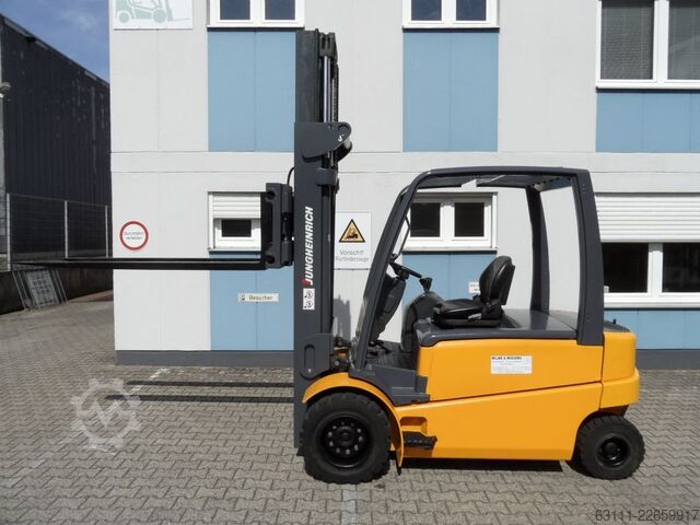 Elektro 4 Rad-Stapler Jungheinrich EFG 550 - Zinkenverstellgerät mit 2000 mm Gabeln