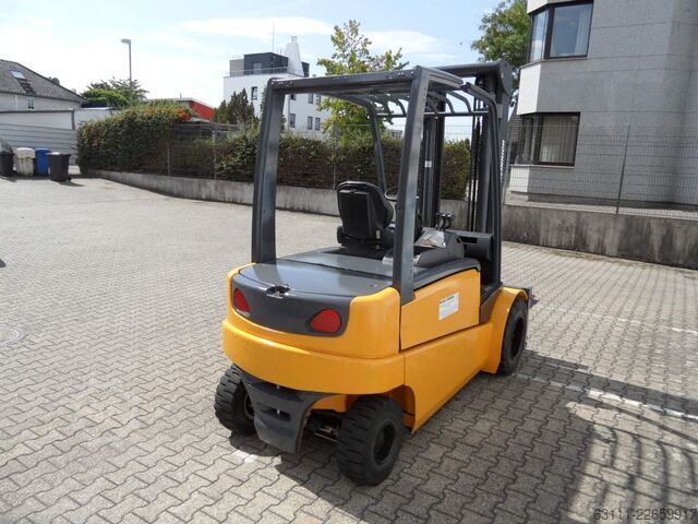 Elektro 4 Rad-Stapler Jungheinrich EFG 550 - Zinkenverstellgerät mit 2000 mm Gabeln