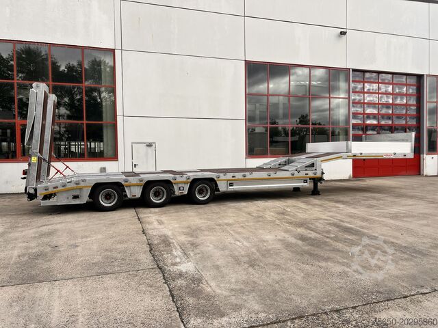 Low loader semitrailer Möslein ST 3  3 Achs Satteltieflader neu