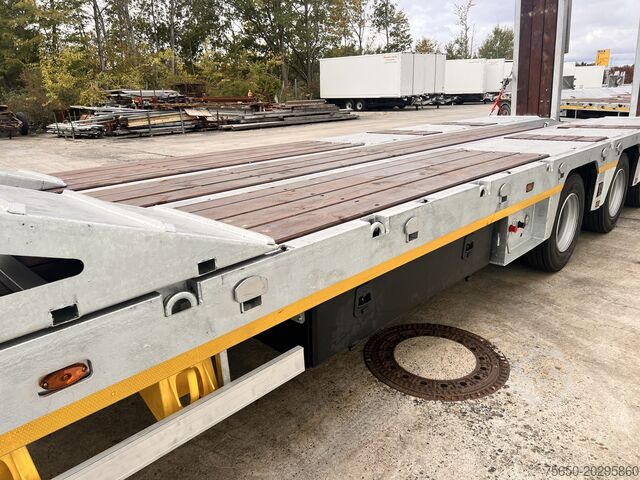 Low loader semitrailer Möslein ST 3 3 Achs Satteltieflader neu