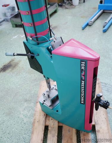 Pneumatic toggle press TOX PFHL 056.002.A.060