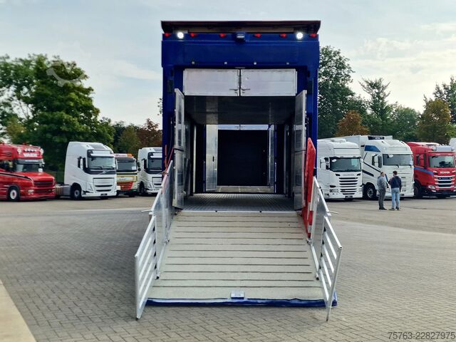 Viehtransport Volvo FH 13.500 Globetrotter 8x2*6 - 3 deck livestock...