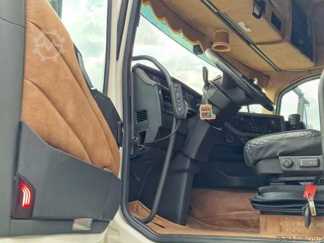 Viehtransport Volvo FH 13.500 Globetrotter 8x2*6 - 3 deck livestock...
