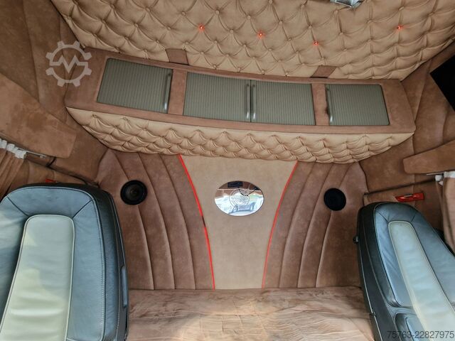 Viehtransport Volvo FH 13.500 Globetrotter 8x2*6 - 3 deck livestock...