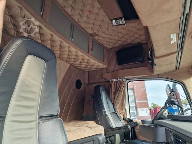 Viehtransport Volvo FH 13.500 Globetrotter 8x2*6 - 3 deck livestock...
