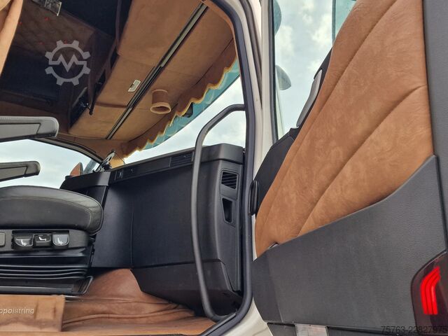 Viehtransport Volvo FH 13.500 Globetrotter 8x2*6 - 3 deck livestock...