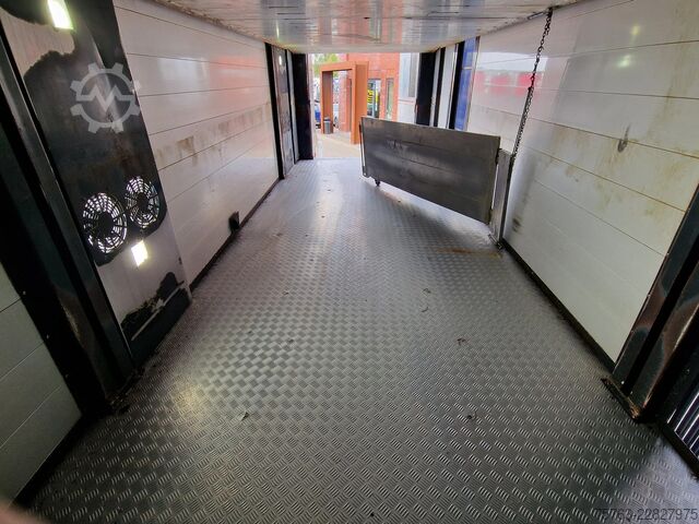 Viehtransport Volvo FH 13.500 Globetrotter 8x2*6 - 3 deck livestock...