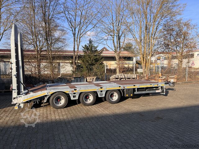 Low loader trailer Möslein TT 34 Zugrohr Gerade  34 t GG Tridem- Tieflader 3 Achs, gelenktNeufahrzeug