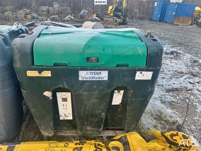 Construction equipment  dieseltanker med Pumpe.