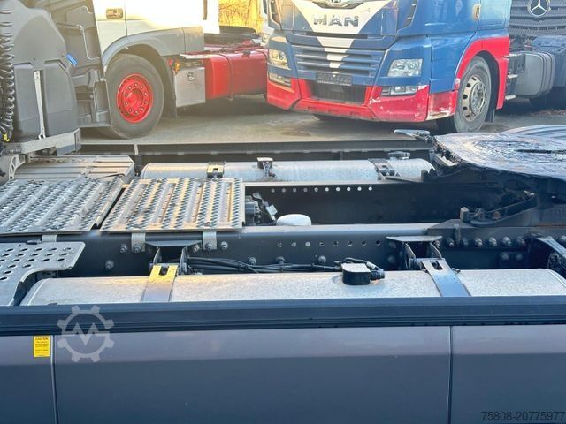 Standard tractor unit VOLVO FH460 Globetrotter XL I Park ACC 2 Tanks Leder