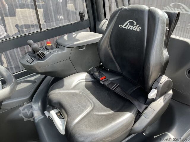 Electric 4-wheel forklift Linde E30-01