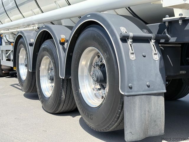 Tanker semitrailer KÄSSBOHRER V2A 28 cbm, APOLLO-Pumpe, Leer nur 5,5 to.