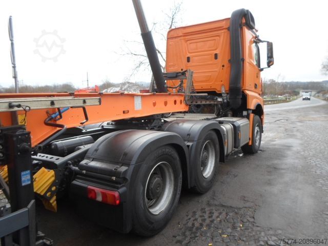 Standard tractor unit MERCEDES-BENZ 3363 LS/ Arocs/ Schmitz Stahlmulde