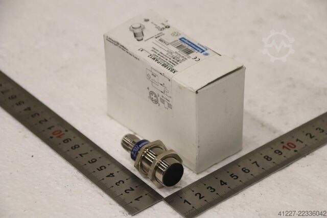 Inductive sensor proximity switch Telemecanique XS518B1PAM12