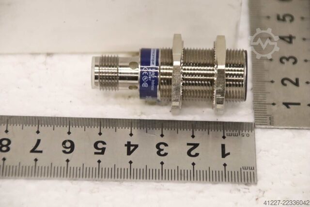 Inductive sensor proximity switch Telemecanique XS518B1PAM12