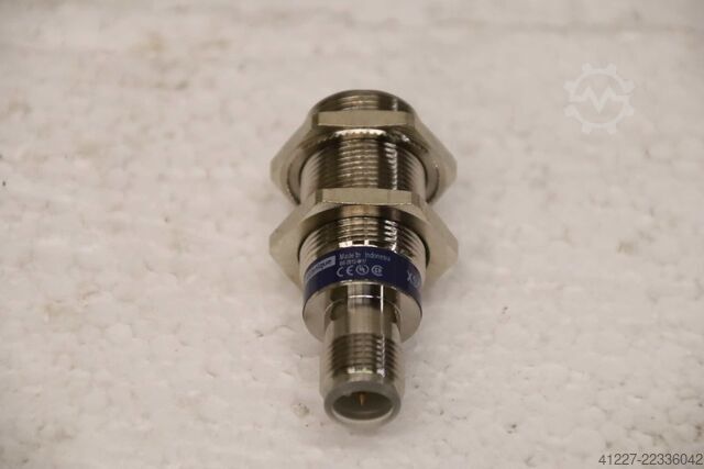 Inductive sensor proximity switch Telemecanique XS518B1PAM12