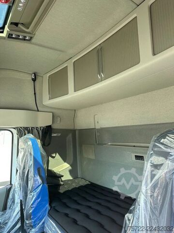 Chassis with cab Volvo FH 460 6x2-4 Globetrott. Fahrgestell LAGER