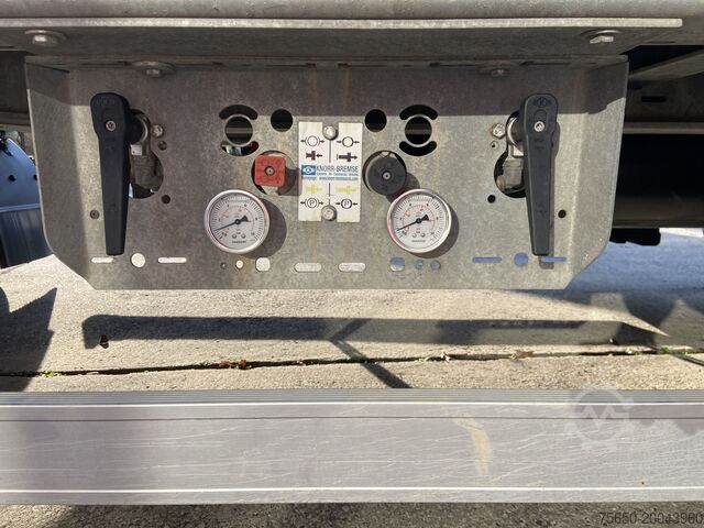 Low loader trailer Möslein TO 3 F Schwebheim  Neuwertig 3 Achs Tieflader 8,10 m Ladefläche
