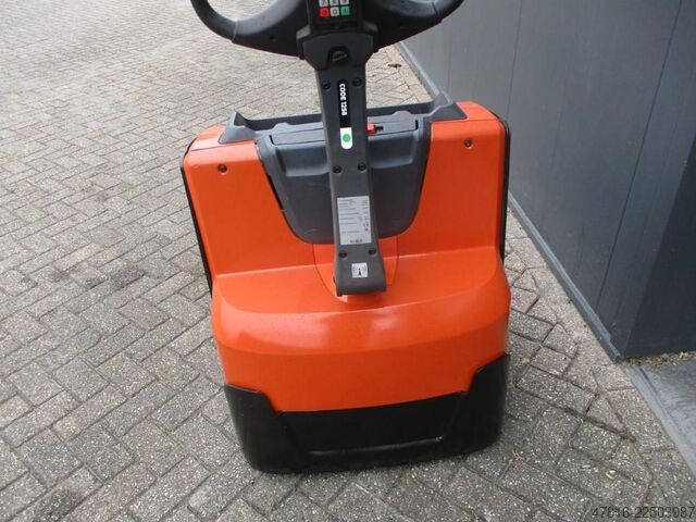 Pallet truck TOYOTA LWE200