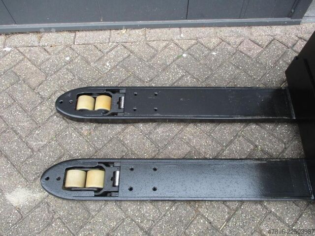 Pallet truck TOYOTA LWE200