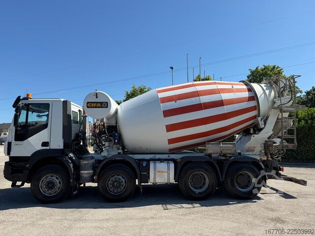 Concrete mixer truck Iveco Trakker 450