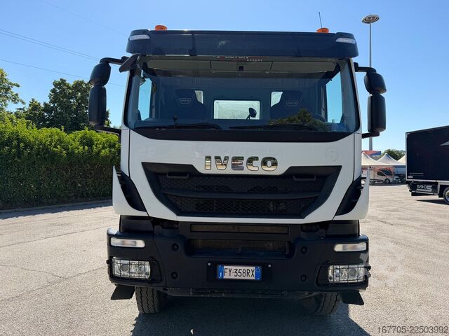 Concrete mixer truck Iveco Trakker 450