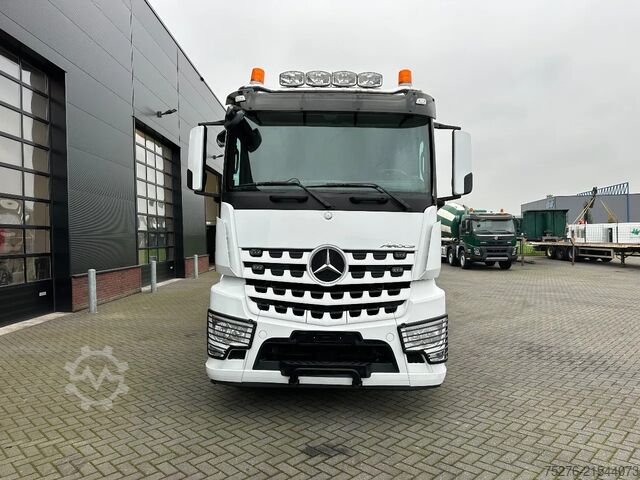 Tipper with crane Mercedes-Benz Arocs 3243 8x4 Tridem Kipper/Kraan Euro 6