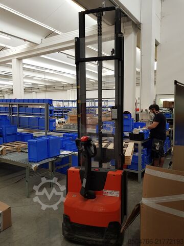 Toyota electric pallet truck with tiller Toyota 7SM12