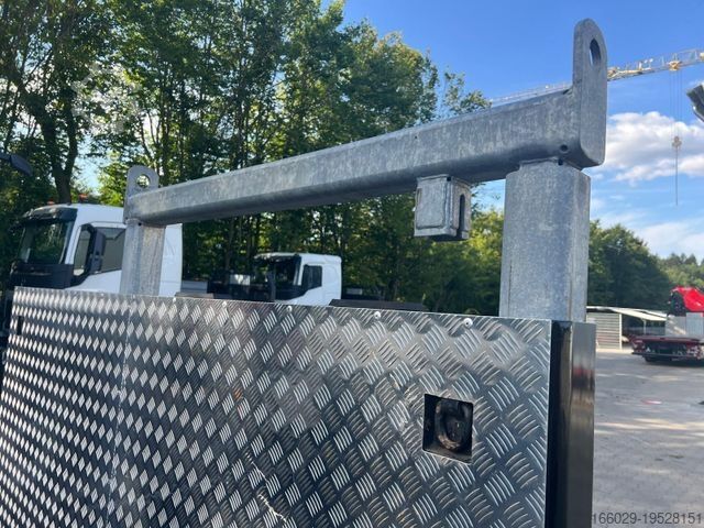 Auflieger-Wechselfahrgestell  Abrollcontainer mit Bordwänden