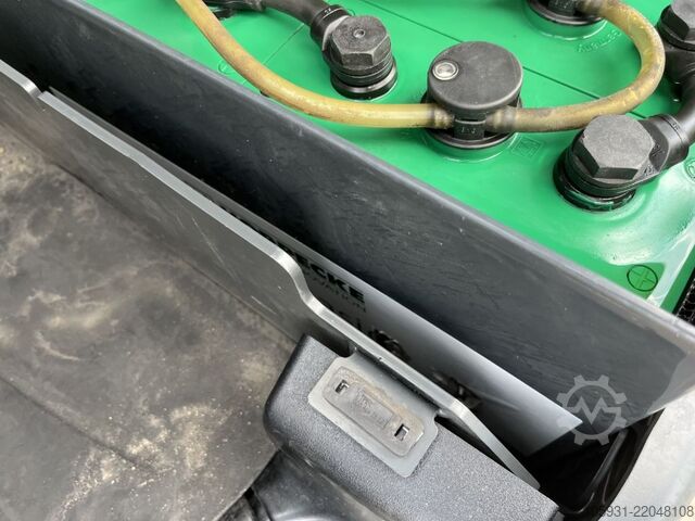 Electric 4-wheel forklift Linde E25-01