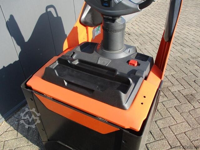Pallet truck BT LPE250